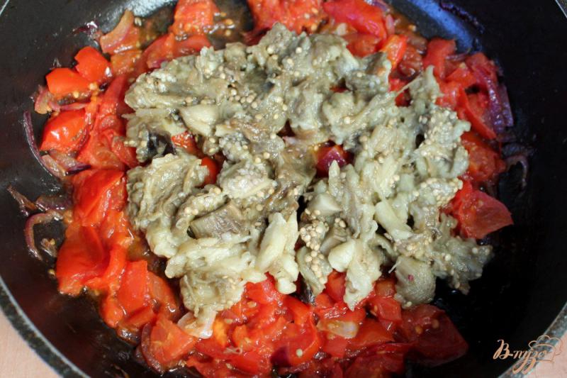 Фото приготовление рецепта: Рис с помидорами и печеными баклажанами шаг №4