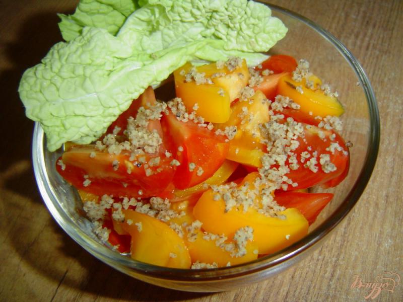 Фото приготовление рецепта: Салат из помидоров с орехами и кунжутом шаг №3