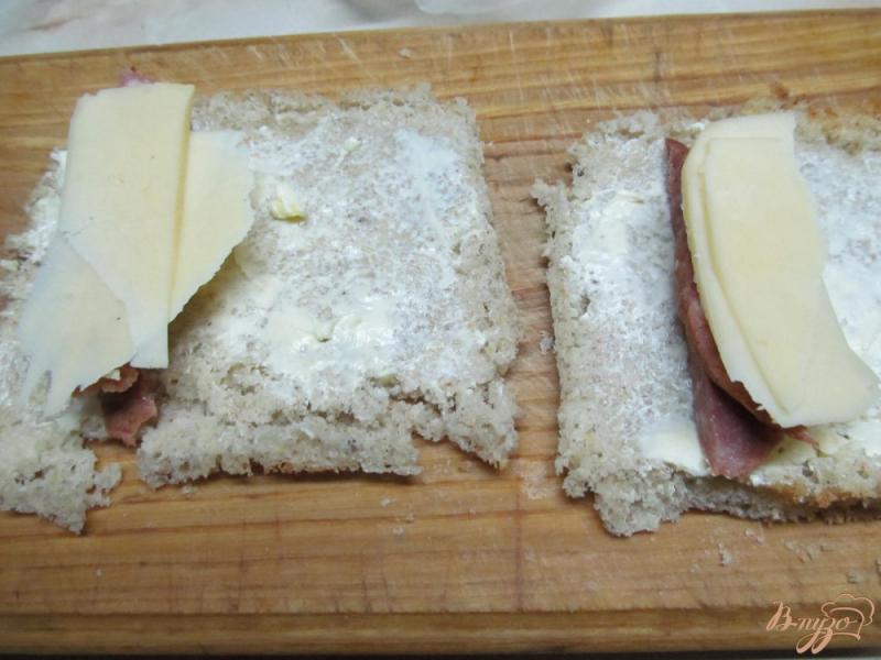 Фото приготовление рецепта: Рулеты из хлеба с колбасой и сыром шаг №3