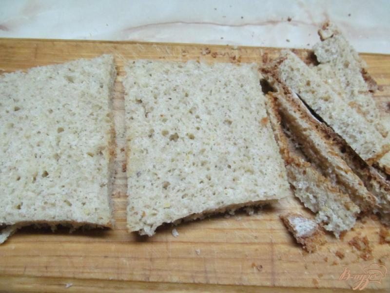 Фото приготовление рецепта: Рулеты из хлеба с колбасой и сыром шаг №1