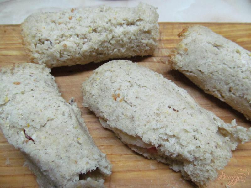 Фото приготовление рецепта: Рулеты из хлеба с колбасой и сыром шаг №5