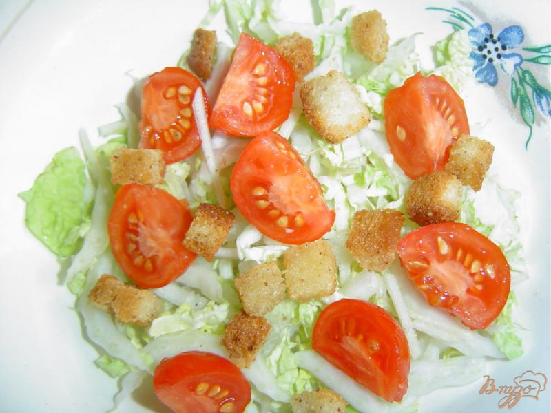 Фото приготовление рецепта: Салат из пекинской капусты с помидорами и сухариками шаг №4