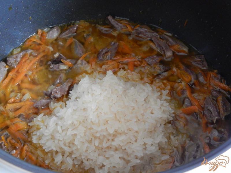 Фото приготовление рецепта: Куриные сердечки с рисом в мультиварке шаг №6