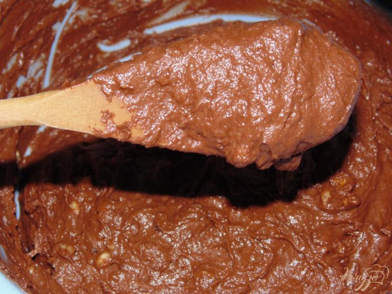 Фото приготовление рецепта: Шоколадный пирог с орехами на сметанном тесте шаг №6