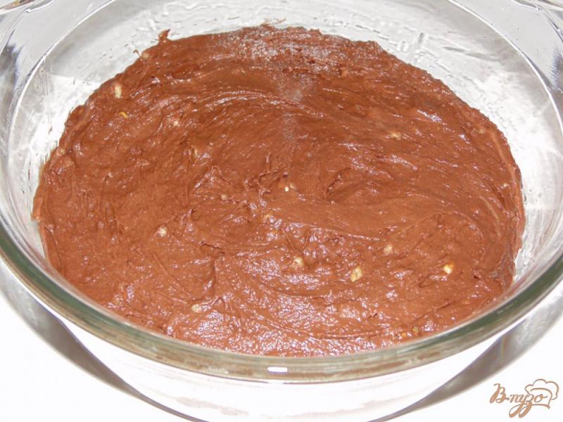 Фото приготовление рецепта: Шоколадный пирог с орехами на сметанном тесте шаг №7