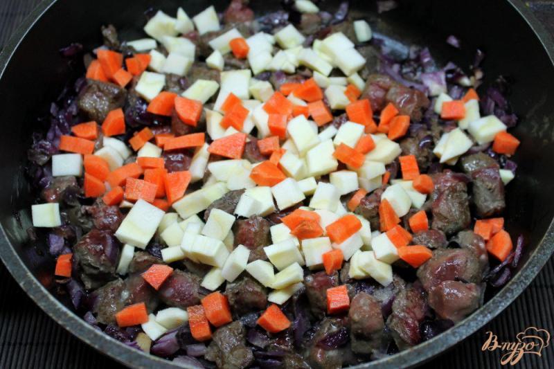 Фото приготовление рецепта: Слоеный пирог с говяжьей печенью и овощами шаг №3