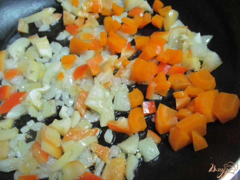Фото приготовление рецепта: Запеканка со свининой овощами и вермишелью под грибным соусом шаг №4