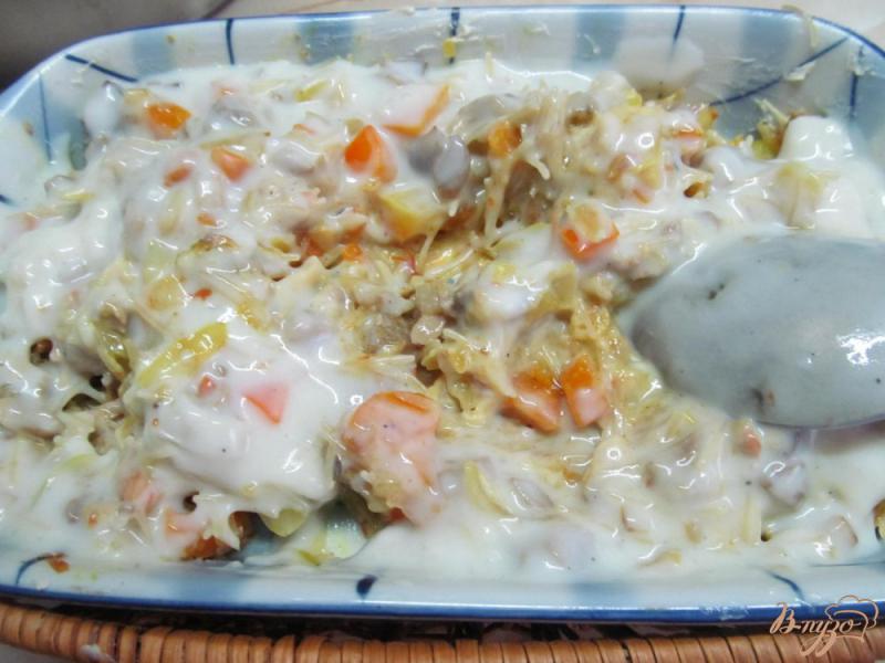 Фото приготовление рецепта: Запеканка со свининой овощами и вермишелью под грибным соусом шаг №8