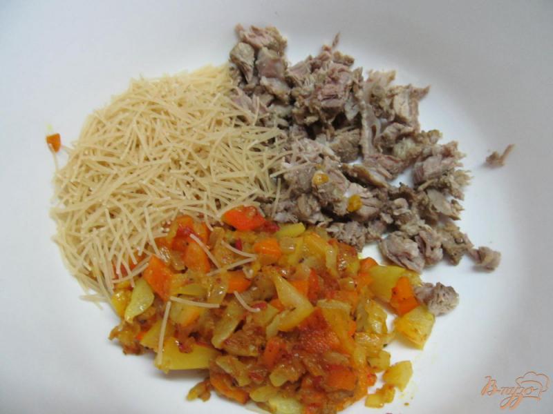 Фото приготовление рецепта: Запеканка со свининой овощами и вермишелью под грибным соусом шаг №6