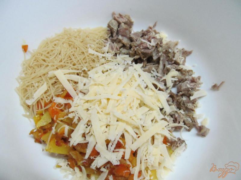 Фото приготовление рецепта: Запеканка со свининой овощами и вермишелью под грибным соусом шаг №7