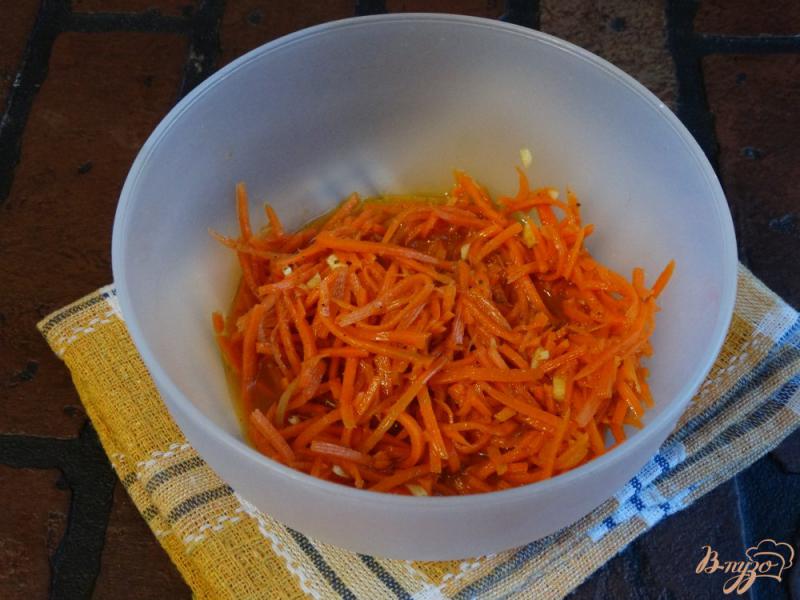 Фото приготовление рецепта: Салат с корейской морковкой и крабовыми палочками шаг №3