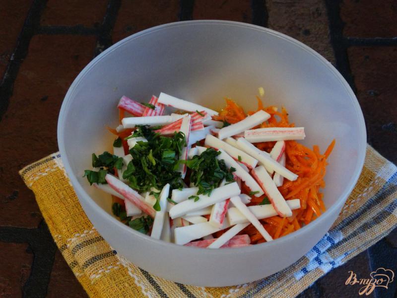 Фото приготовление рецепта: Салат с корейской морковкой и крабовыми палочками шаг №5