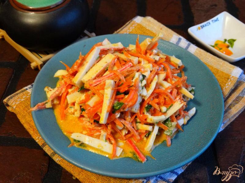 Фото приготовление рецепта: Салат с корейской морковкой и крабовыми палочками шаг №8
