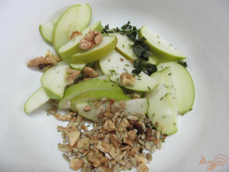 Фото приготовление рецепта: Салат из яблок с орехами и сыром шаг №2