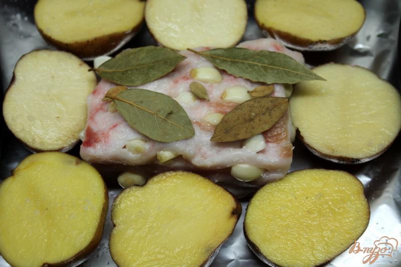 Фото приготовление рецепта: Сало печеное с чесноком и кардамоном шаг №5