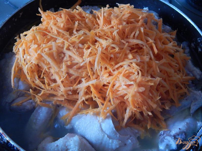 Фото приготовление рецепта: Курица тушёная с морковью шаг №3