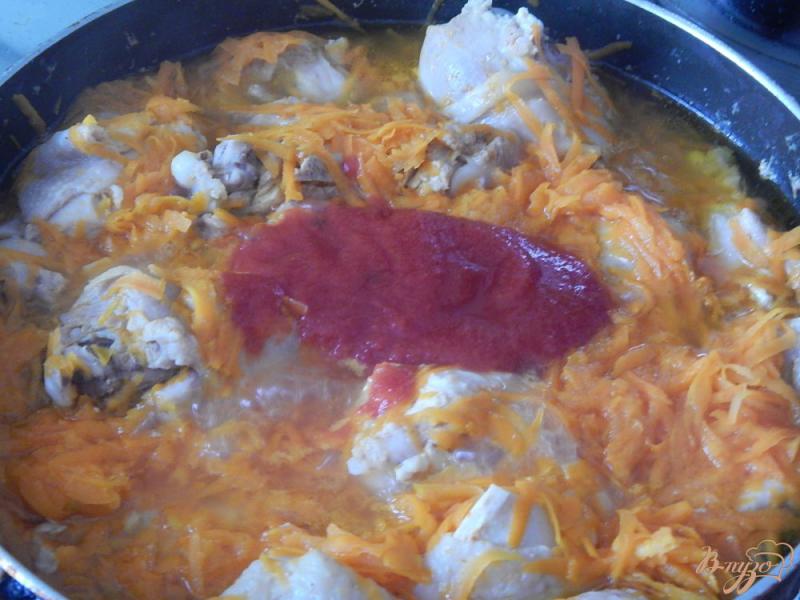 Фото приготовление рецепта: Курица тушёная с морковью шаг №4