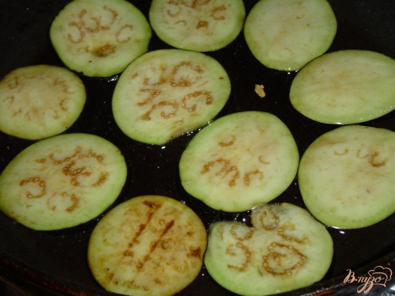 Фото приготовление рецепта: Баклажаны с чесноком, сладким и горьким перцем шаг №2
