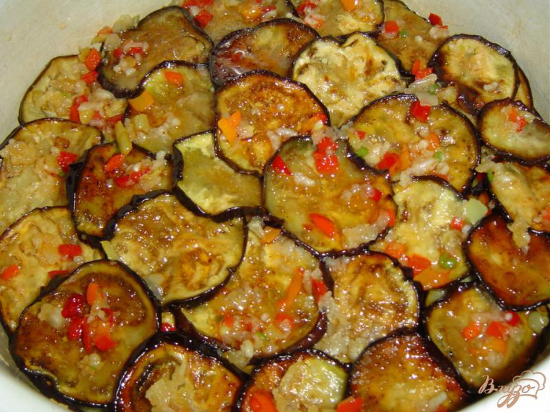 Фото приготовление рецепта: Баклажаны с чесноком, сладким и горьким перцем шаг №7