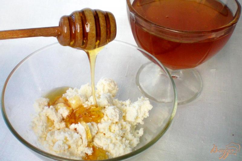 Фото приготовление рецепта: Персик с творогом и шоколадом шаг №2