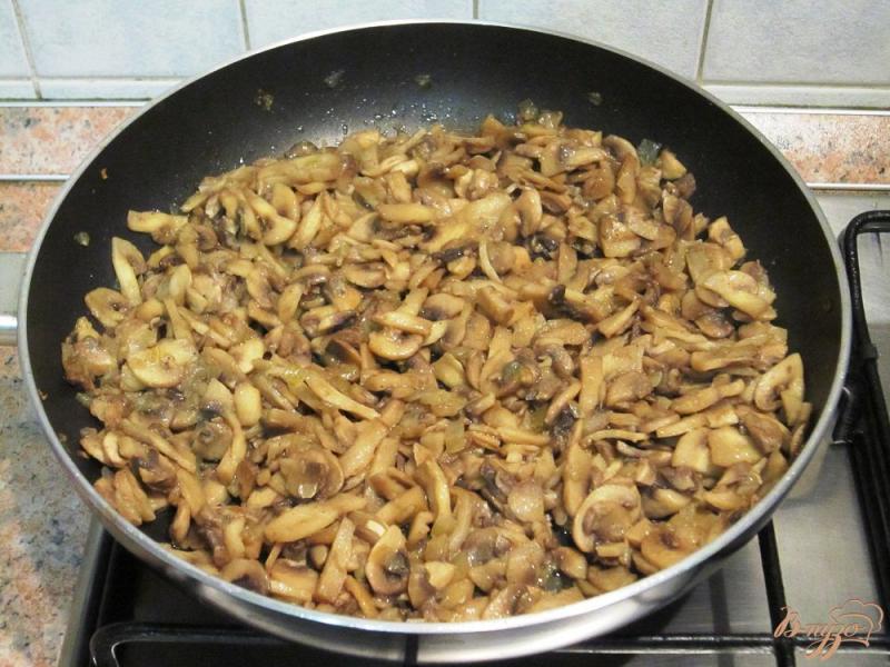 Фото приготовление рецепта: Гратен с рисом, грибами и мясным фаршем шаг №5