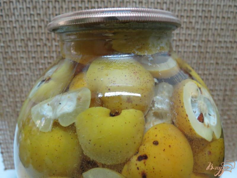Фото приготовление рецепта: Компот из лимонника и айвы шаг №5