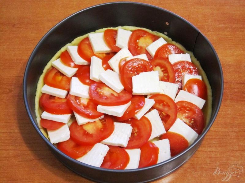 Фото приготовление рецепта: Закусочный пирог с помидорами и брынзой шаг №9