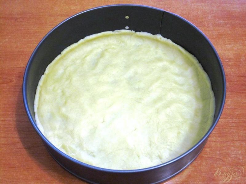 Фото приготовление рецепта: Закусочный пирог с помидорами и брынзой шаг №4