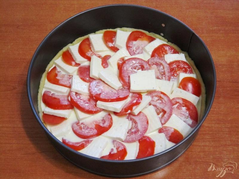 Фото приготовление рецепта: Закусочный пирог с помидорами и брынзой шаг №10