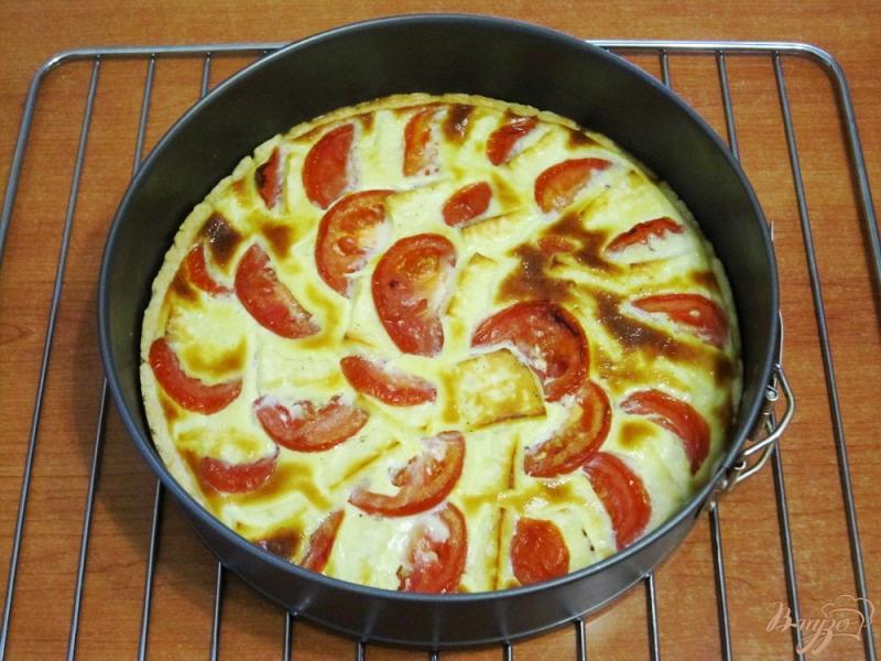 Фото приготовление рецепта: Закусочный пирог с помидорами и брынзой шаг №11