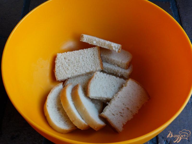 Фото приготовление рецепта: Хлебная запеканка с творогом и яблоками шаг №1