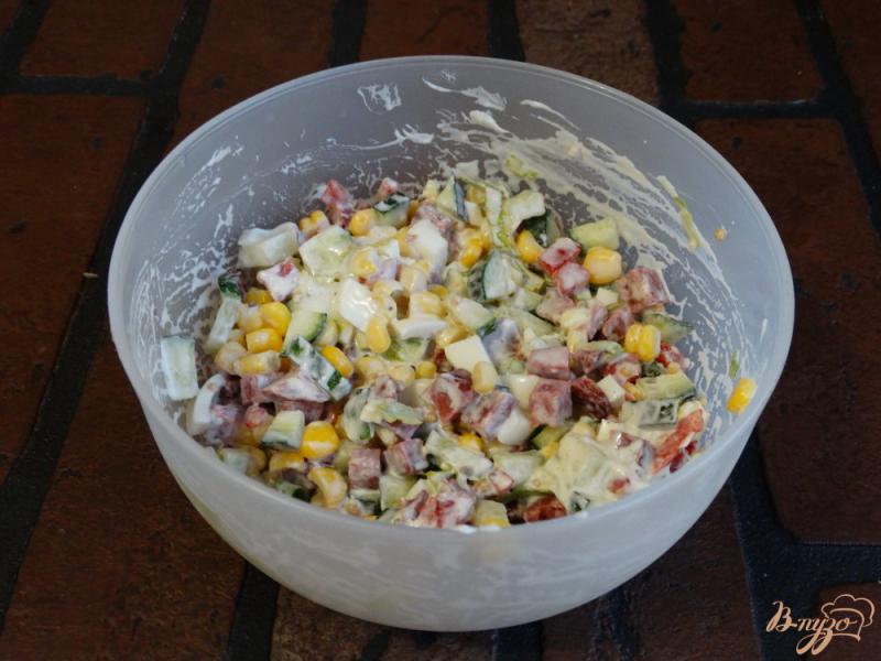 Фото приготовление рецепта: Салат с кукурузой и колбасой шаг №7