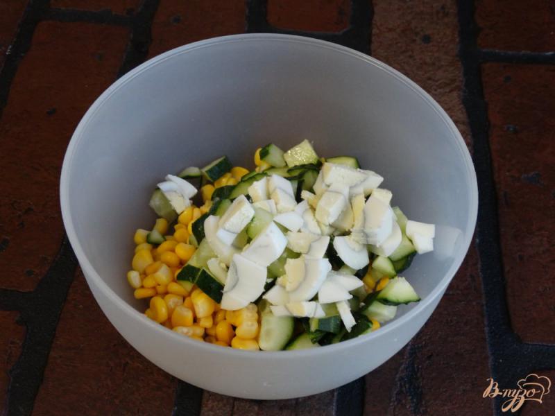 Фото приготовление рецепта: Салат с кукурузой и колбасой шаг №3