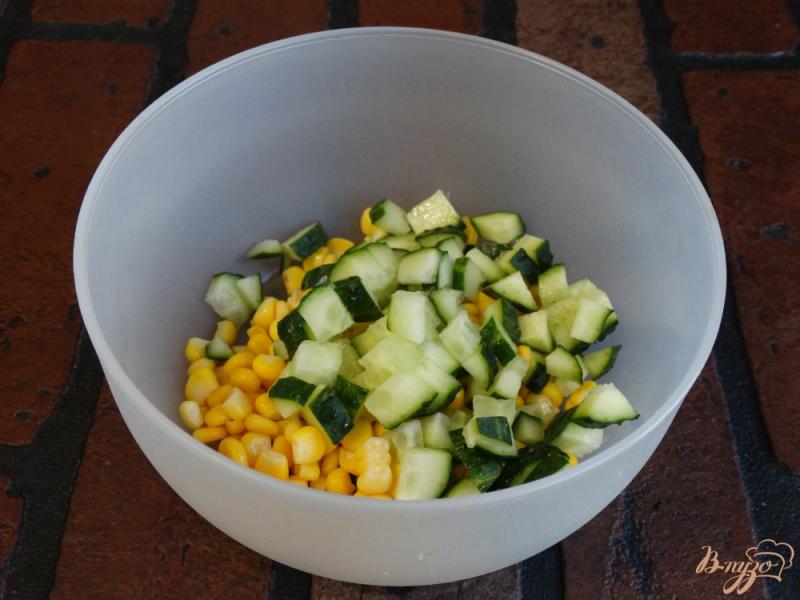 Фото приготовление рецепта: Салат с кукурузой и колбасой шаг №2