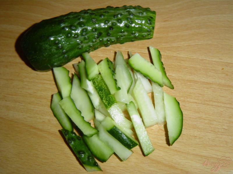 Фото приготовление рецепта: Салат из пекинской капусты с огурцами и орехами шаг №2