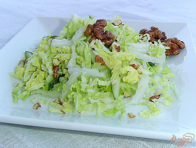 Фото приготовление рецепта: Салат из пекинской капусты с огурцами и орехами шаг №4
