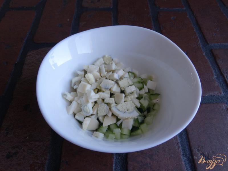 Фото приготовление рецепта: Рыбный салат на хлебцах шаг №2