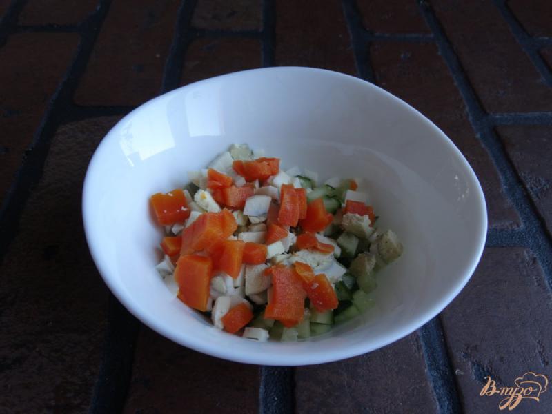 Фото приготовление рецепта: Рыбный салат на хлебцах шаг №3