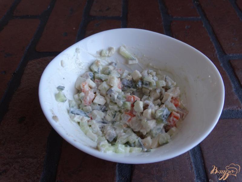 Фото приготовление рецепта: Рыбный салат на хлебцах шаг №6