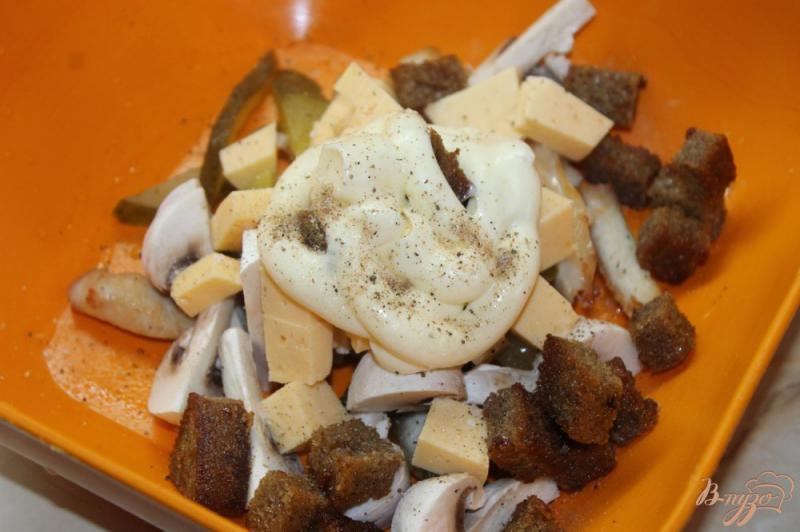 Фото приготовление рецепта: Салат с курицей, шампиньонами и сыром шаг №6