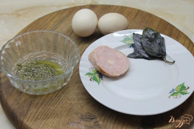 Фото приготовление рецепта: Яичница глазунья с соусом песто базиликом и ветчиной шаг №1
