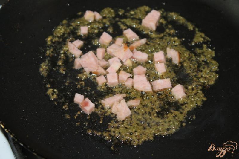 Фото приготовление рецепта: Яичница глазунья с соусом песто базиликом и ветчиной шаг №3