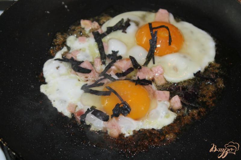 Фото приготовление рецепта: Яичница глазунья с соусом песто базиликом и ветчиной шаг №5