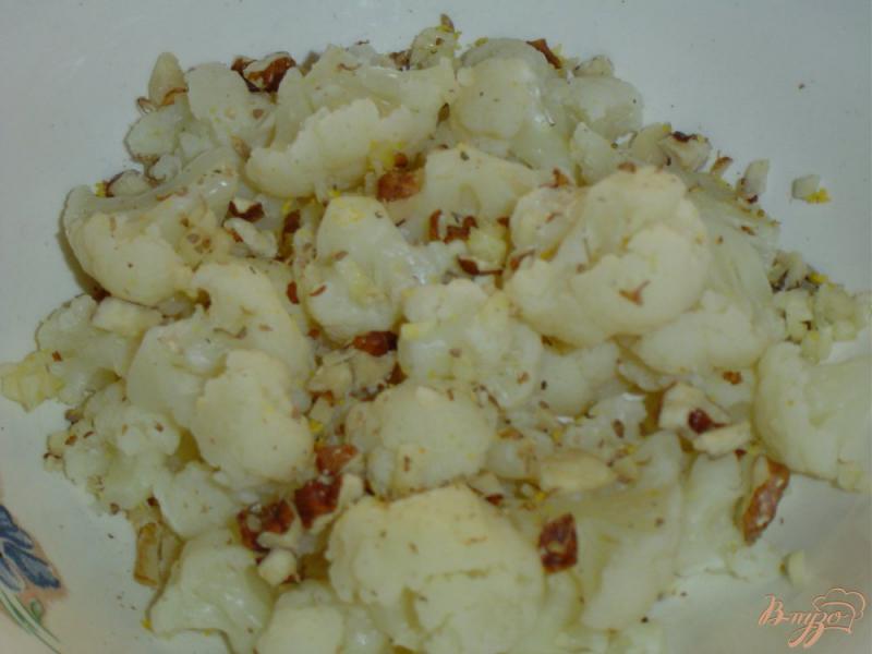 Фото приготовление рецепта: Салат из цветной капусты с орехами, чесноком и кардамоном шаг №4