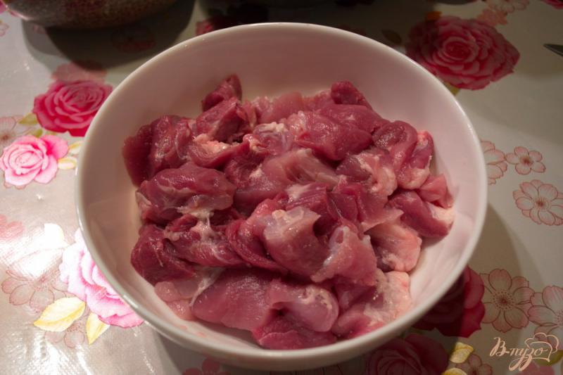 Фото приготовление рецепта: Тушеное мясо в вине с черносливом шаг №2