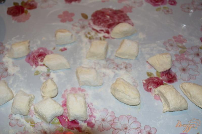 Фото приготовление рецепта: Творожные вареники с вишневым вареньем шаг №4
