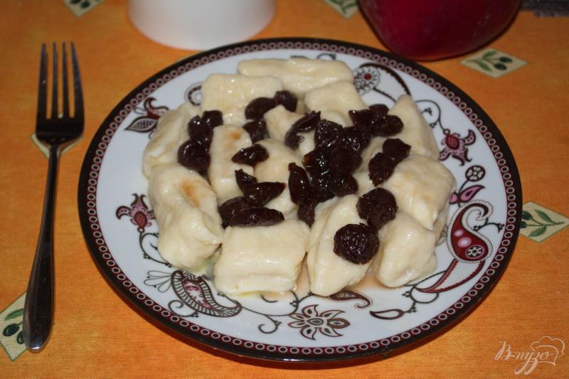 Фото приготовление рецепта: Творожные вареники с вишневым вареньем шаг №6