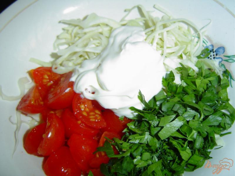 Фото приготовление рецепта: Капустный салат с помидорами шаг №4