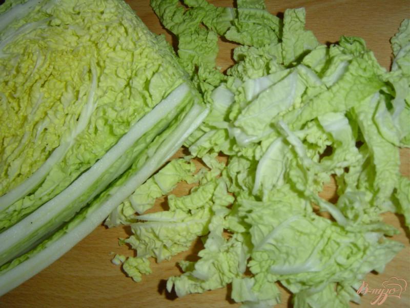 Фото приготовление рецепта: Салат из пекинской капусты с помидорами и кукурузой шаг №1