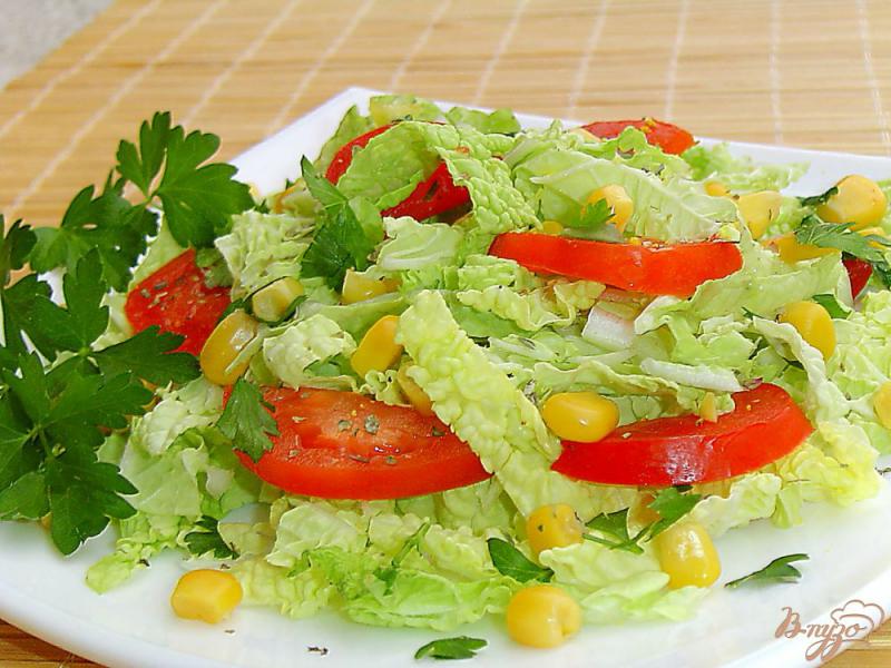 Фото приготовление рецепта: Салат из пекинской капусты с помидорами и кукурузой шаг №5